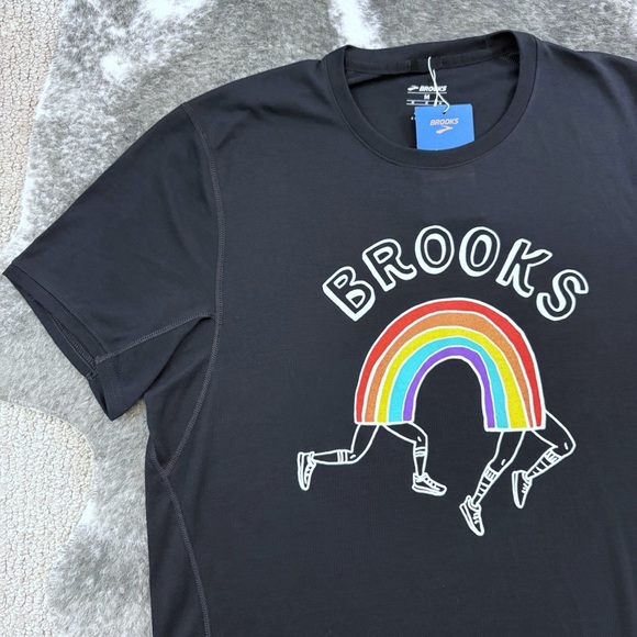 NWT Brooks Pride Distance Short Sleeve Shirt - Picture 2 of 12